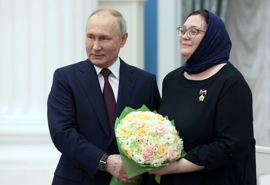 Президент РФ В. Путин вручил государственные награды выдающимся женщинам России