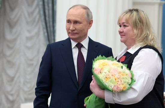 Президент РФ В. Путин вручил государственные награды выдающимся женщинам России