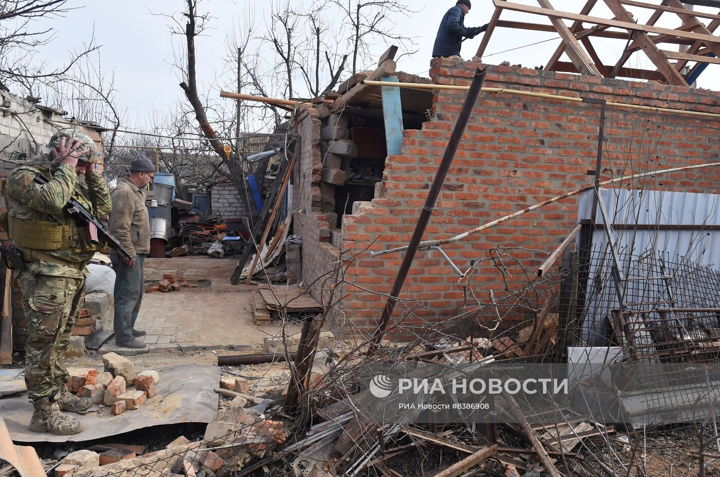 Последствия обстрела ВСУ жилого дома в Пологах Запорожской области