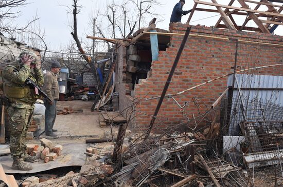 Последствия обстрела ВСУ жилого дома в Пологах Запорожской области