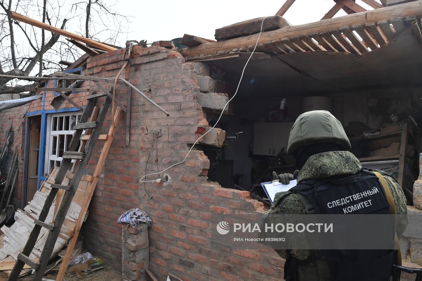 Последствия обстрела ВСУ жилого дома в Пологах Запорожской области