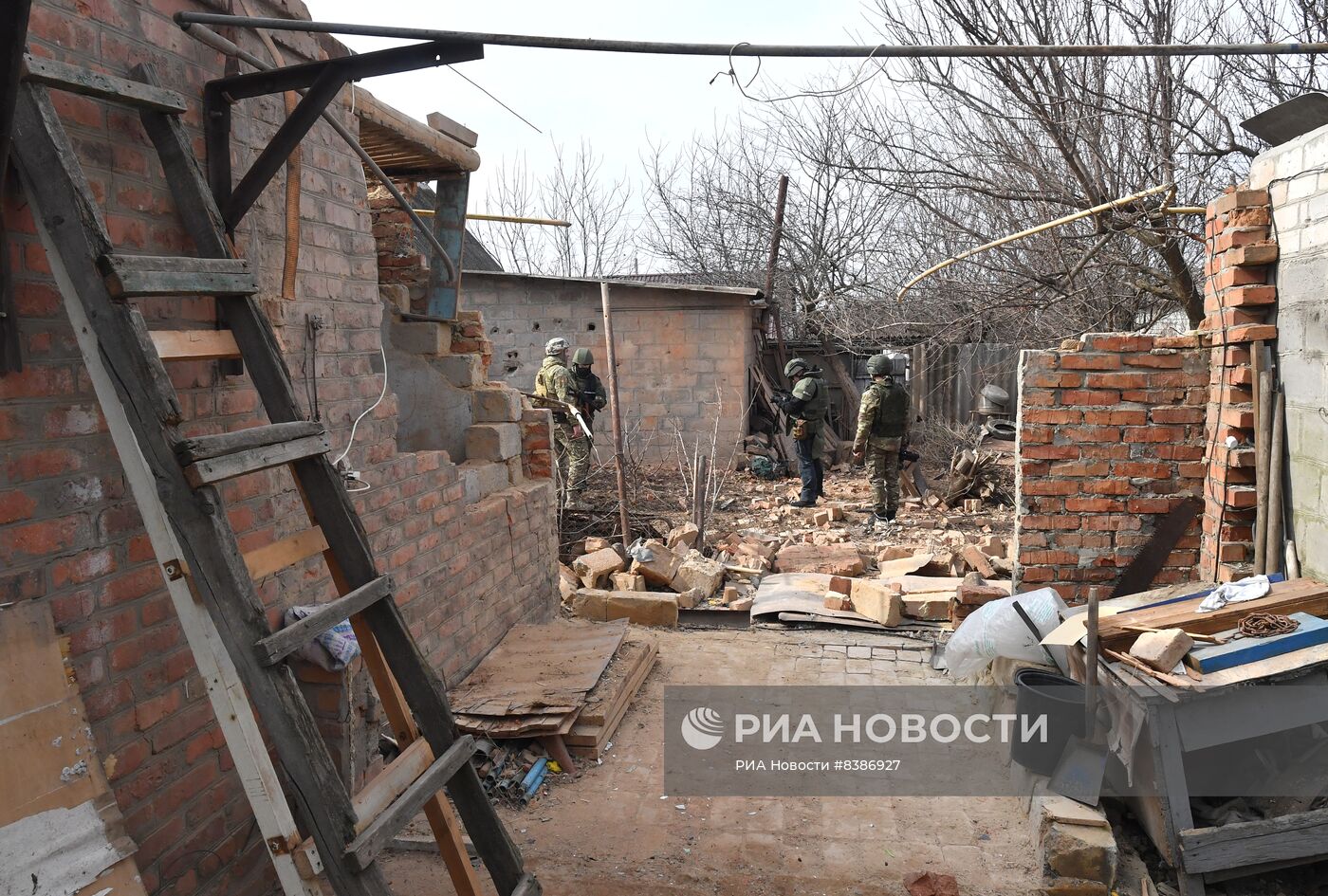 Последствия обстрела ВСУ жилого дома в Пологах Запорожской области