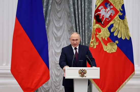 Президент РФ В. Путин вручил государственные награды выдающимся женщинам России