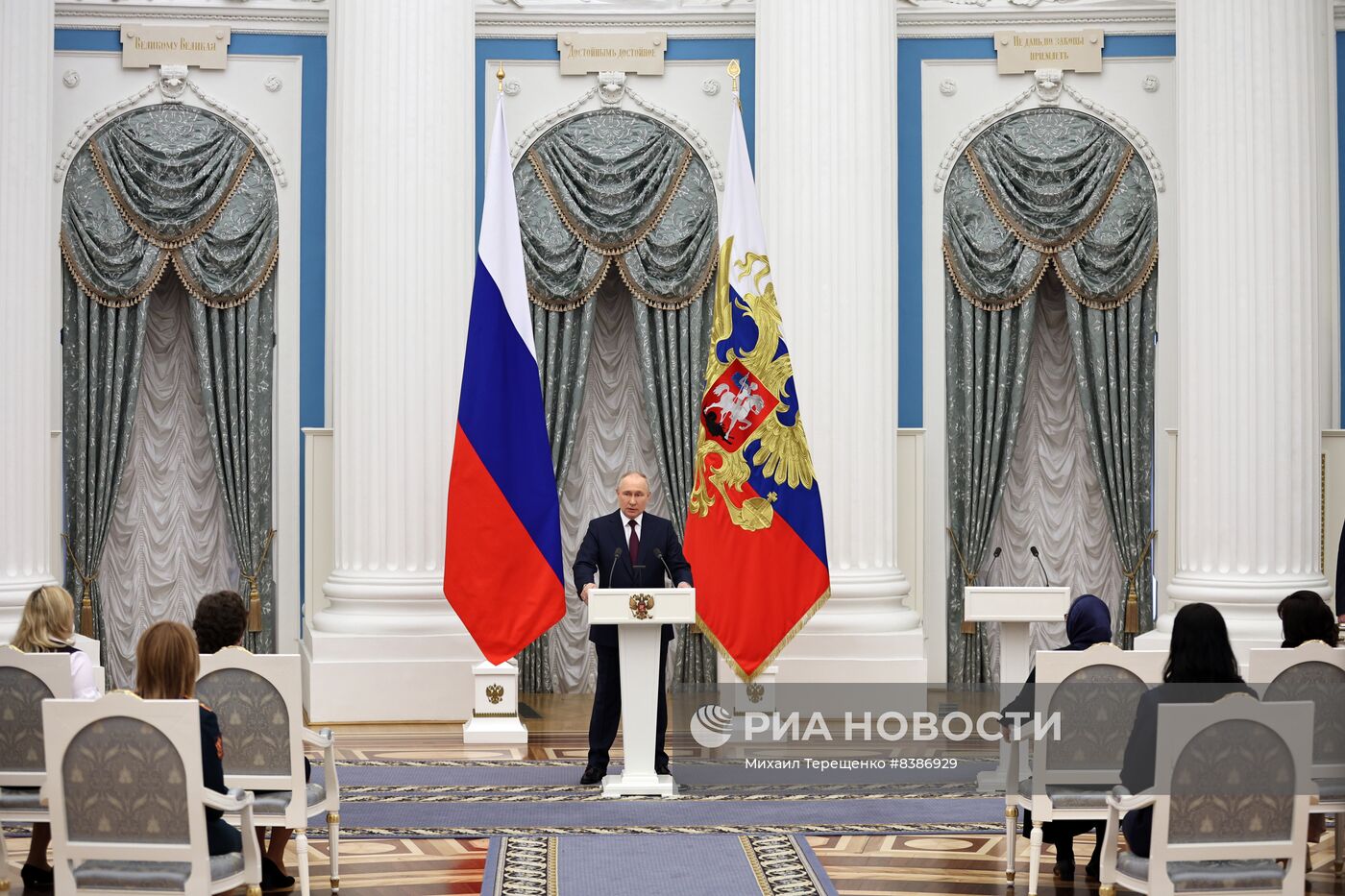 Президент РФ В. Путин вручил государственные награды выдающимся женщинам России