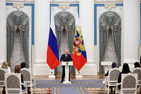 Президент РФ В. Путин вручил государственные награды выдающимся женщинам России