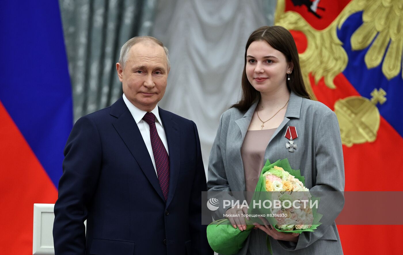 Президент РФ В. Путин вручил государственные награды выдающимся женщинам России