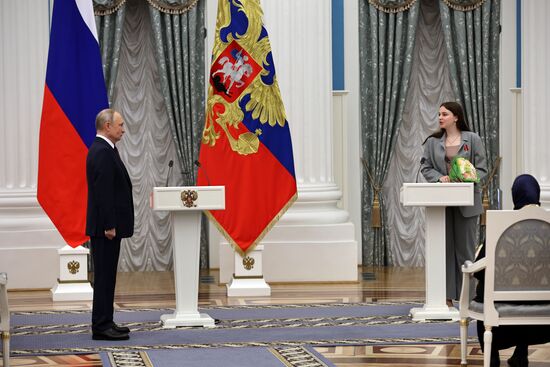 Президент РФ В. Путин вручил государственные награды выдающимся женщинам России