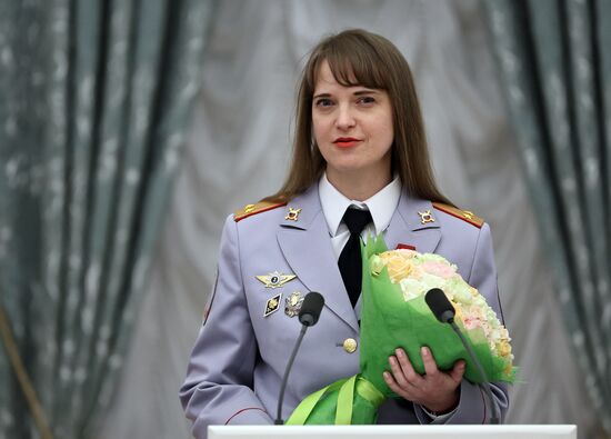 Президент РФ В. Путин вручил государственные награды выдающимся женщинам России