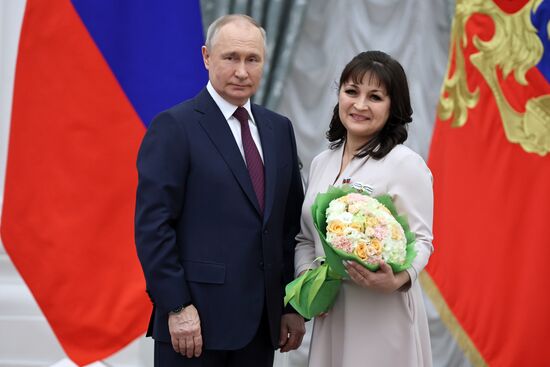 Президент РФ В. Путин вручил государственные награды выдающимся женщинам России
