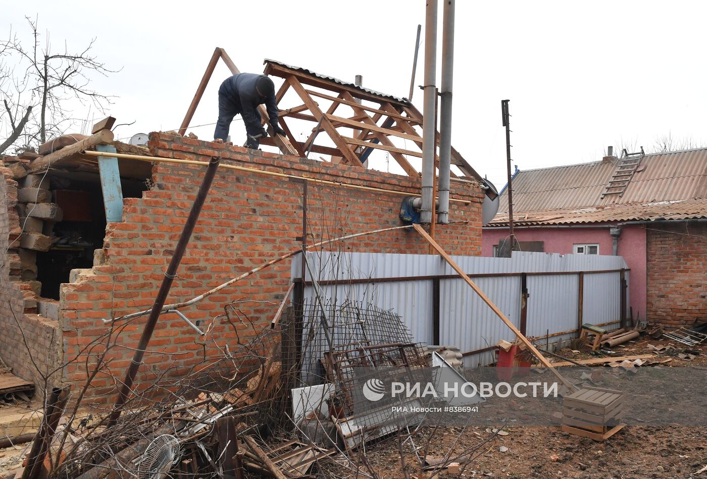 Последствия обстрела ВСУ жилого дома в Пологах Запорожской области