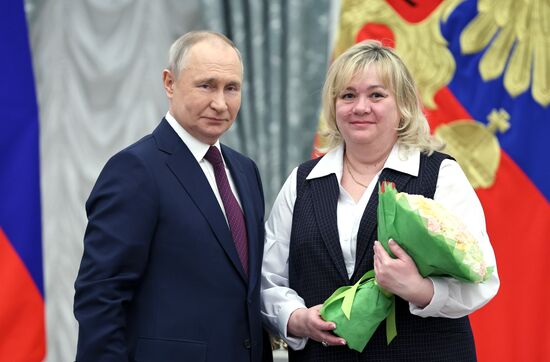Президент РФ В. Путин вручил государственные награды выдающимся женщинам России