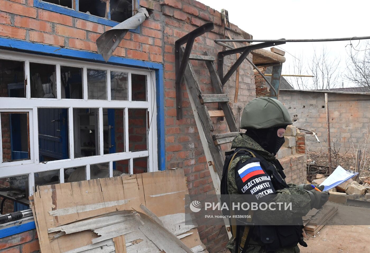 Последствия обстрела ВСУ жилого дома в Пологах Запорожской области