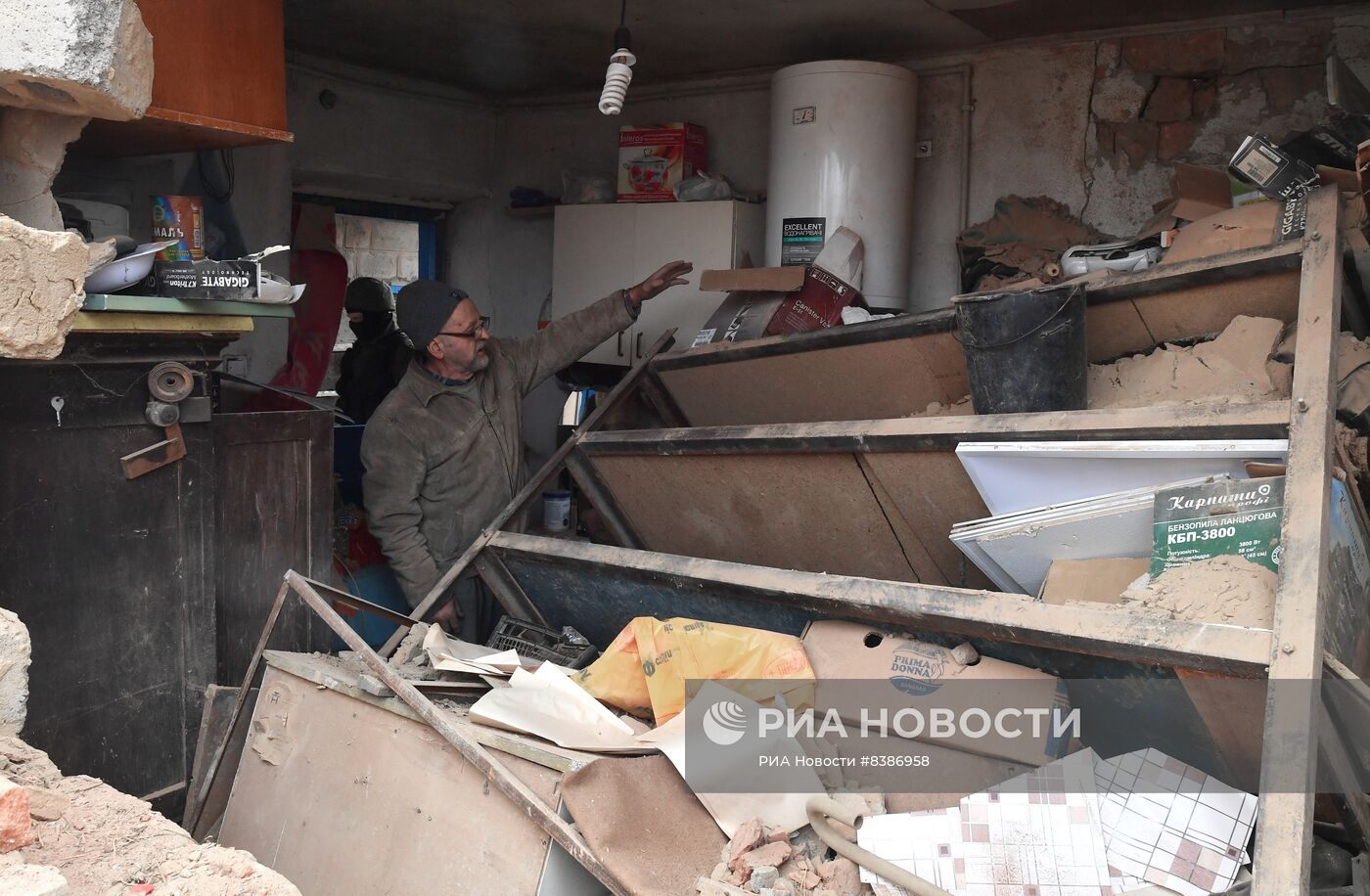 Последствия обстрела ВСУ жилого дома в Пологах Запорожской области