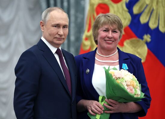 Президент РФ В. Путин вручил государственные награды выдающимся женщинам России