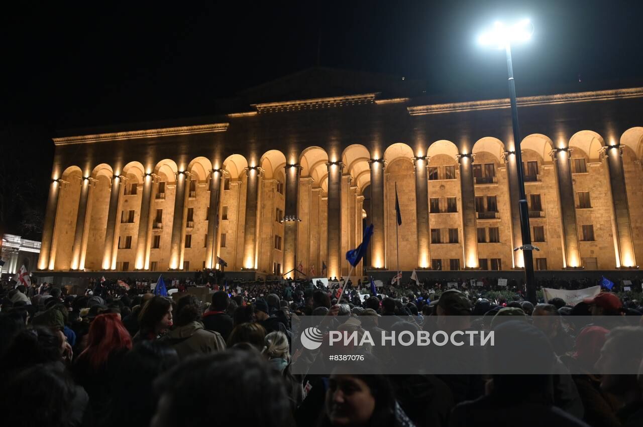 В Тбилиси проходит масштабная акция протеста