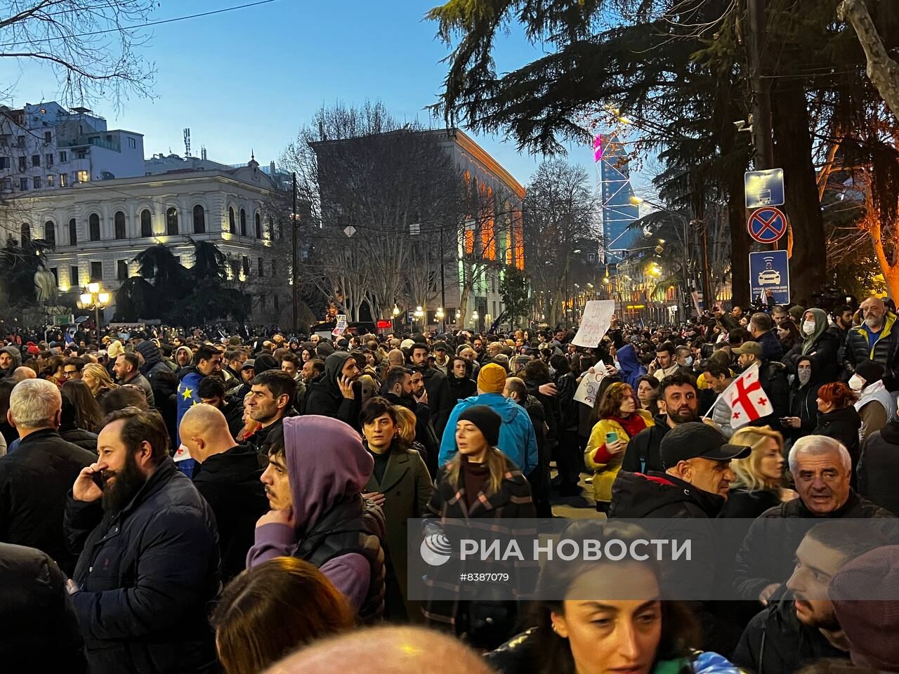 В Тбилиси проходит масштабная акция протеста