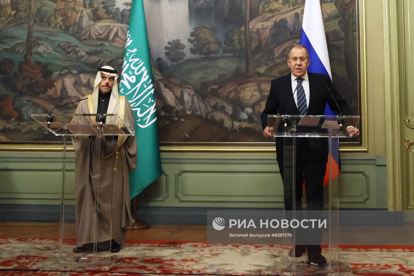 Встреча глав МИД РФ и Саудовской Аравии С. Лаврова и Ф. бен Фархана Аль Сауда