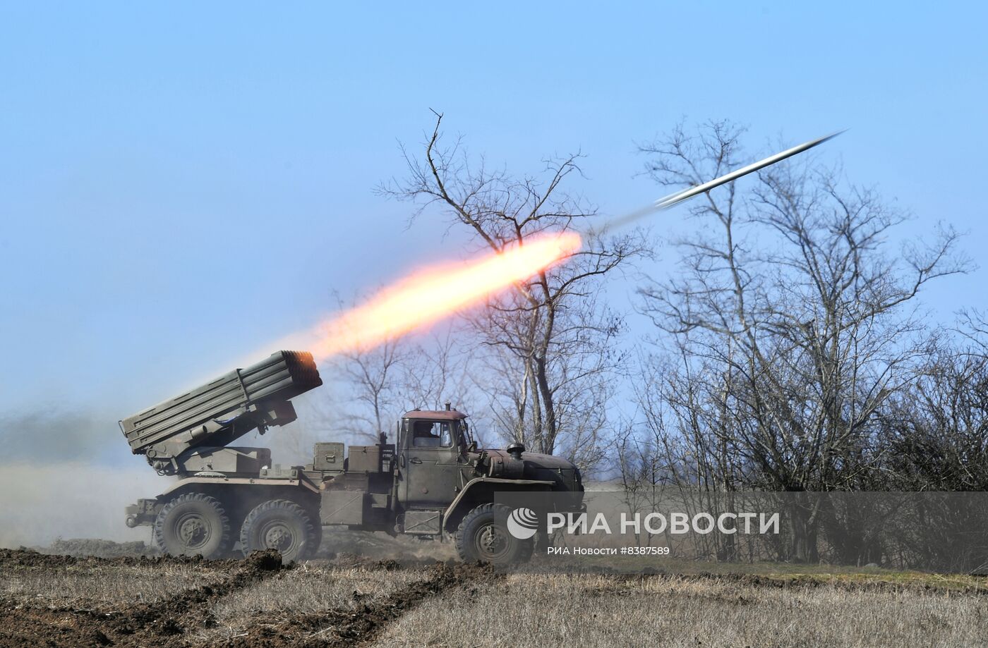 Работа РСЗО "Торнадо-Г" в южном секторе СВО