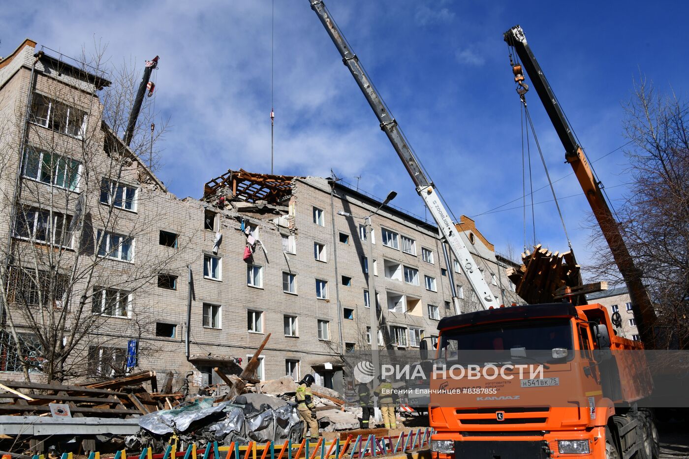 Ликвидация последствий взрыва газа в жилом доме в Чите