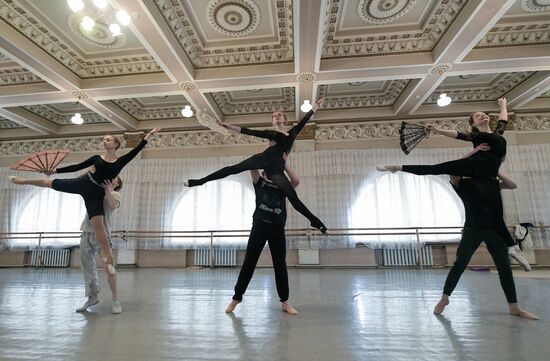 Репетиция балета в театре "Донбасс опера"