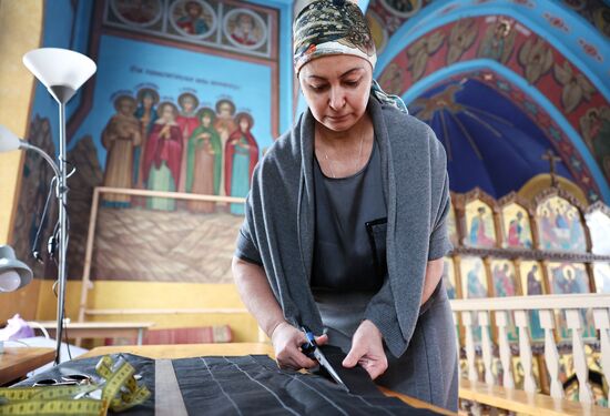 Пошив маскировочных сетей в храме Калининграда 