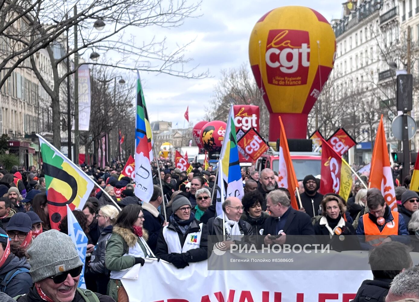 Протесты против пенсионной реформы продолжаются в Париже