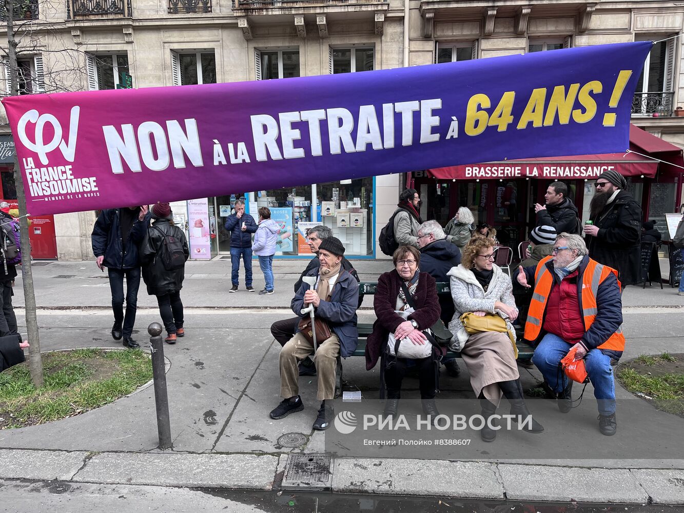 Протесты против пенсионной реформы продолжаются в Париже