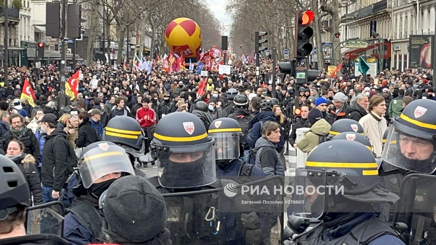 Протесты против пенсионной реформы продолжаются в Париже