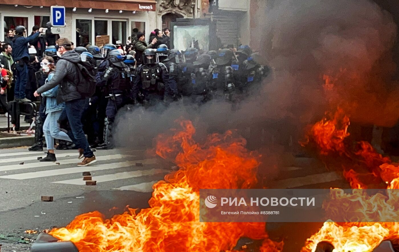 Протесты против пенсионной реформы продолжаются в Париже