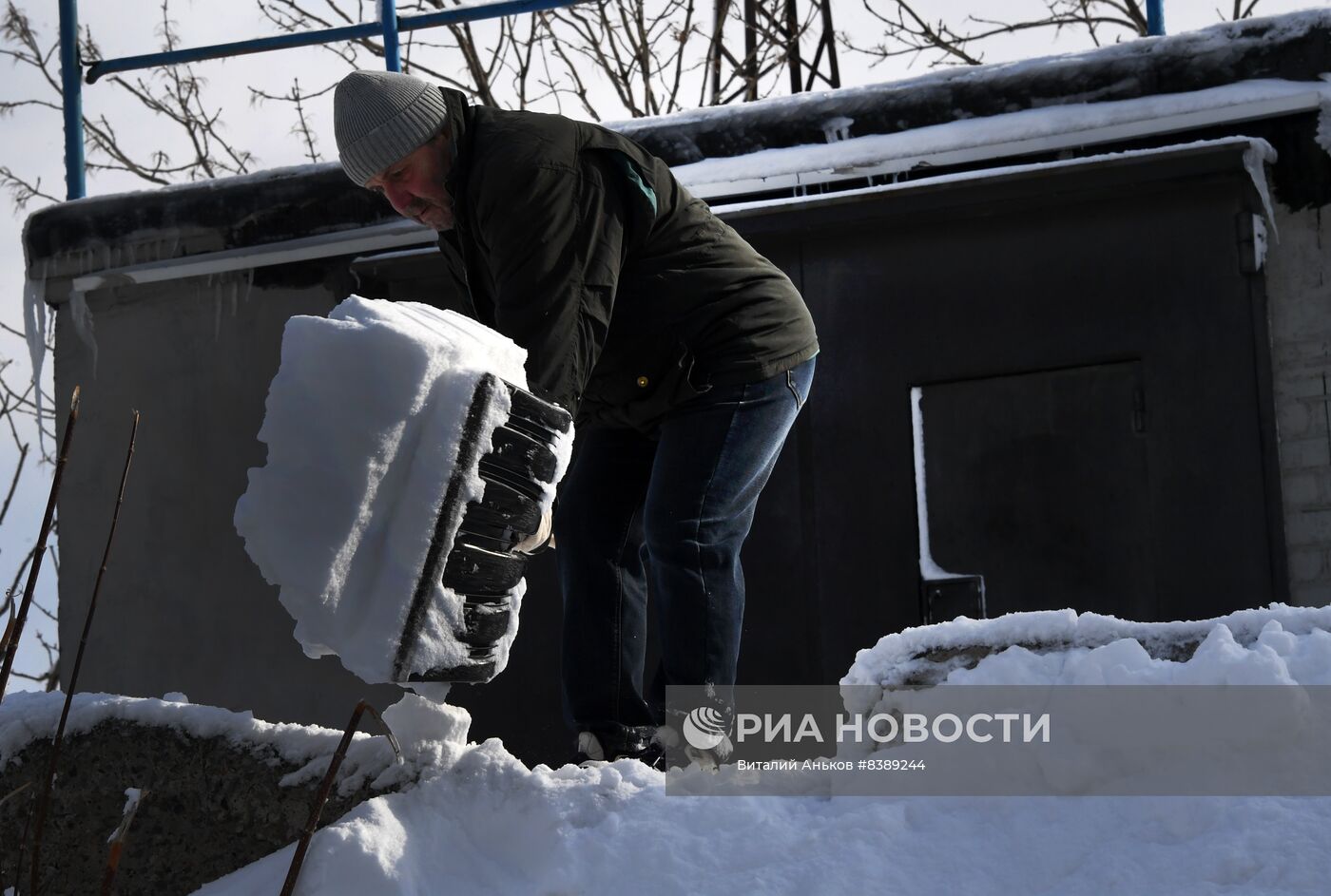 Последствия снегопада во Владивостоке