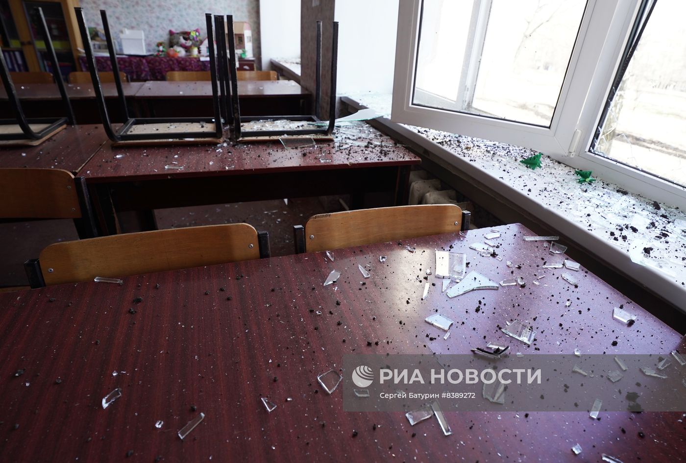 Последствия обстрела со стороны ВСУ школы в Донецке