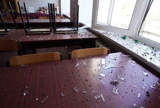 Последствия обстрела со стороны ВСУ школы в Донецке