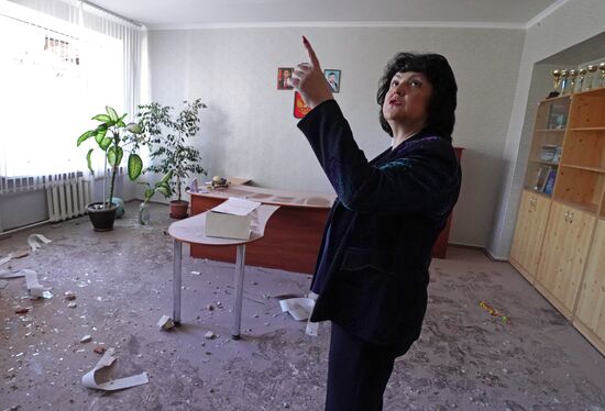 Последствия обстрела со стороны ВСУ школы в Донецке