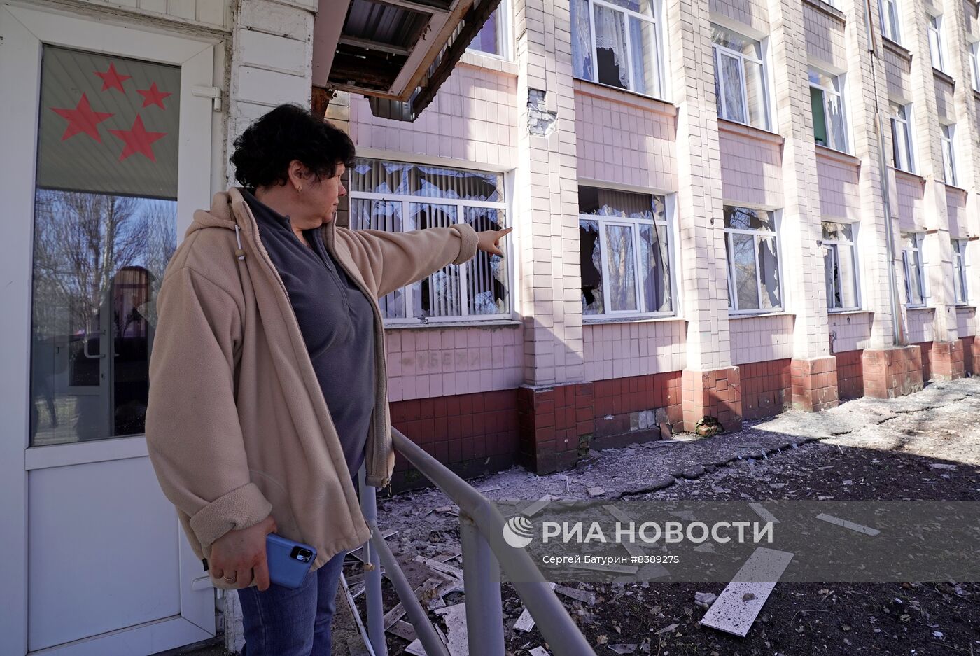 Последствия обстрела со стороны ВСУ школы в Донецке