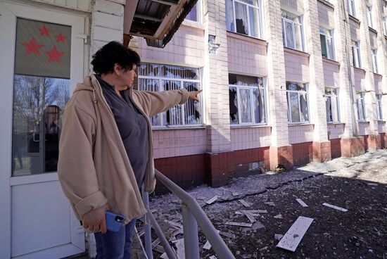 Последствия обстрела со стороны ВСУ школы в Донецке