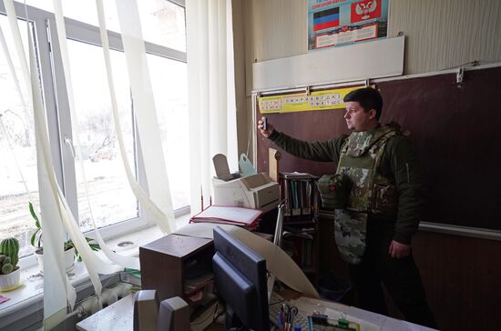 Последствия обстрела со стороны ВСУ школы в Донецке