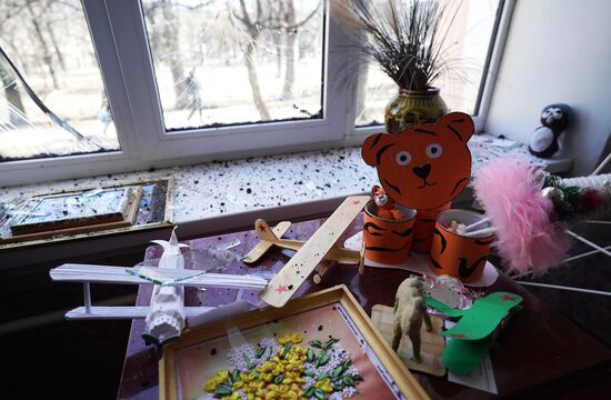 Последствия обстрела со стороны ВСУ школы в Донецке