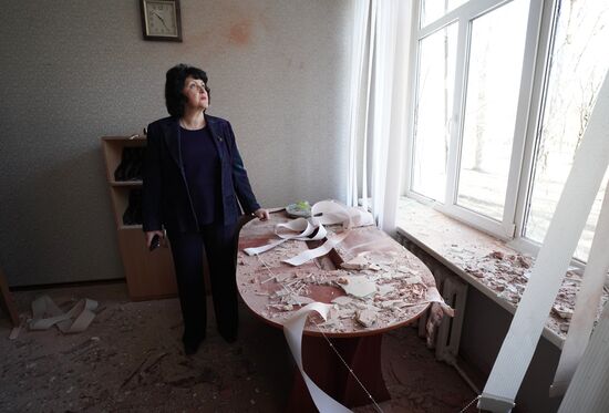 Последствия обстрела со стороны ВСУ школы в Донецке