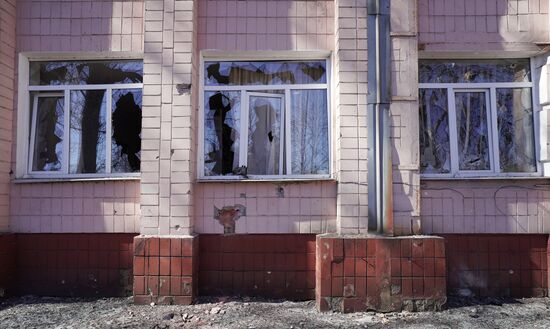 Последствия обстрела со стороны ВСУ школы в Донецке