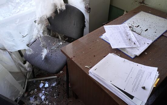 Последствия обстрела со стороны ВСУ школы в Донецке