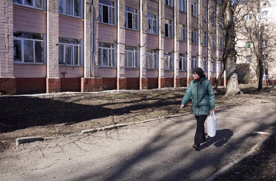 Последствия обстрела со стороны ВСУ школы в Донецке