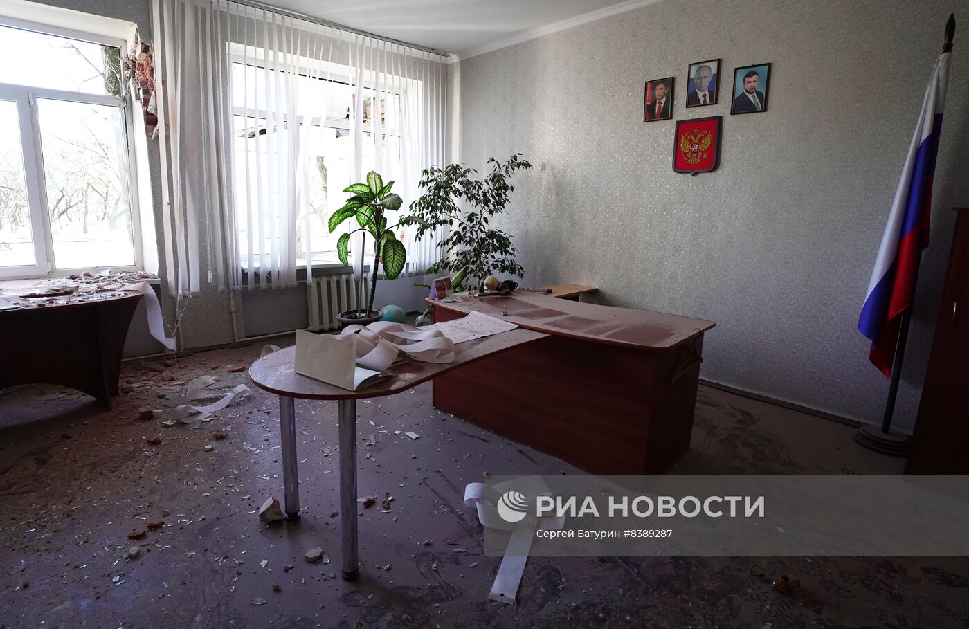 Последствия обстрела со стороны ВСУ школы в Донецке