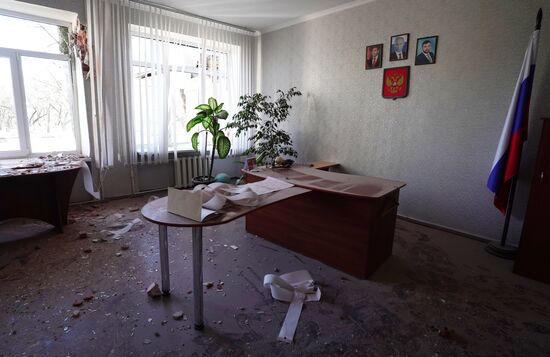 Последствия обстрела со стороны ВСУ школы в Донецке