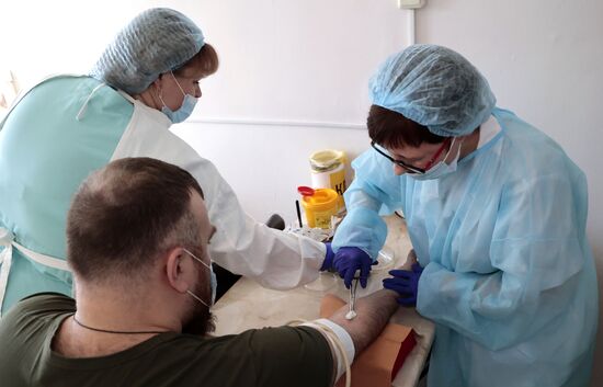 Сдача крови донорами в ДНР