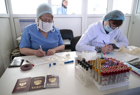 Сдача крови донорами в ДНР