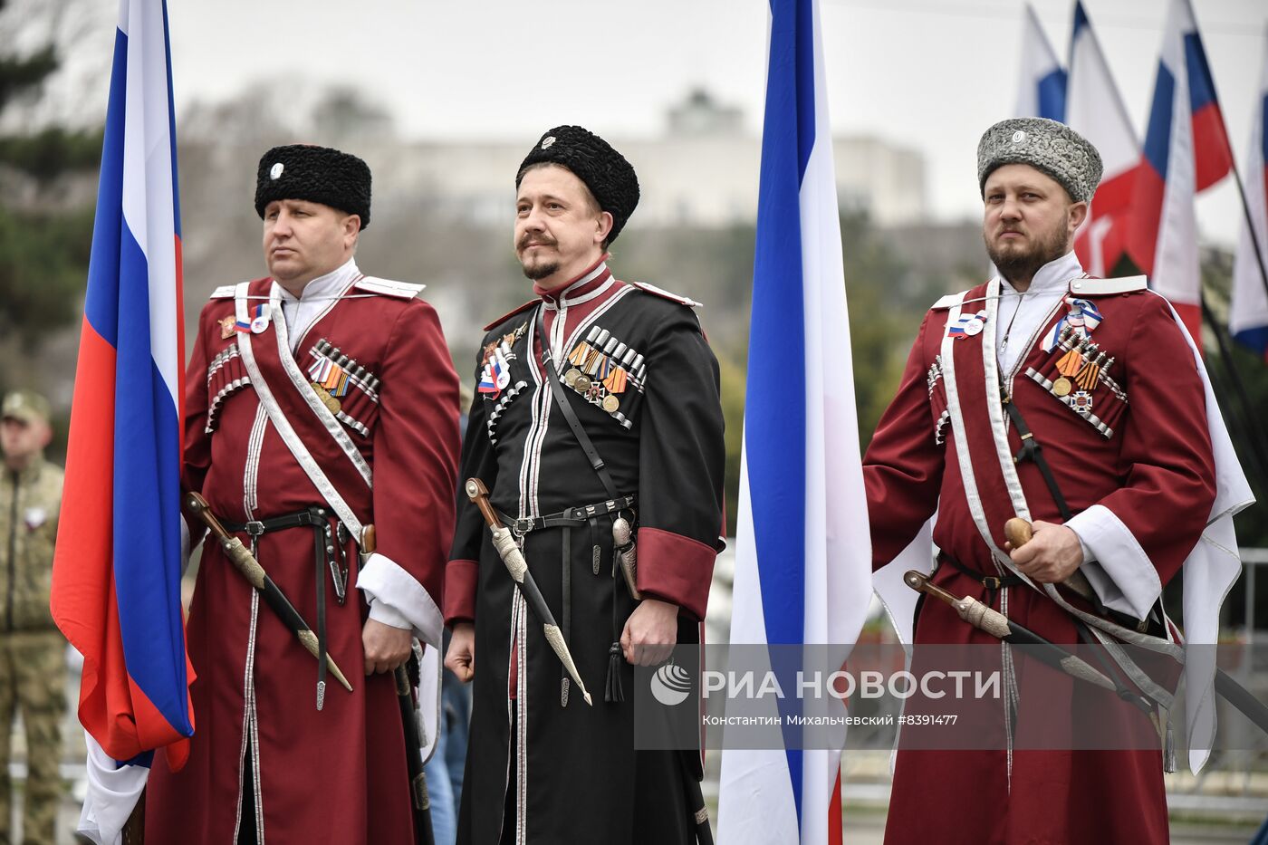 Церемония возложения цветов к памятнику  "Народному ополчению всех времён" в Симферополе