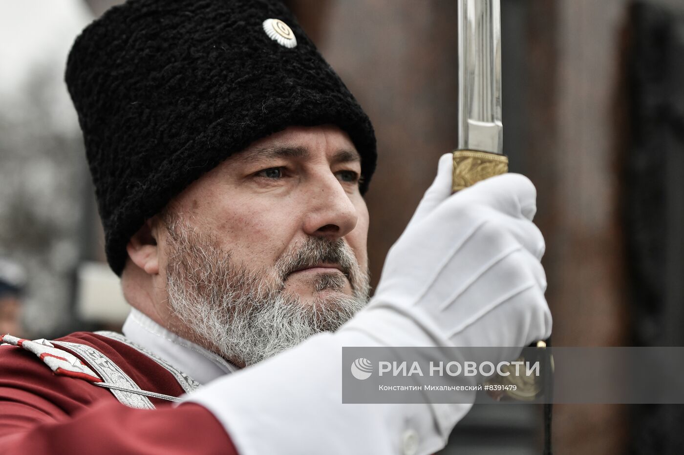 Церемония возложения цветов к памятнику  "Народному ополчению всех времён" в Симферополе