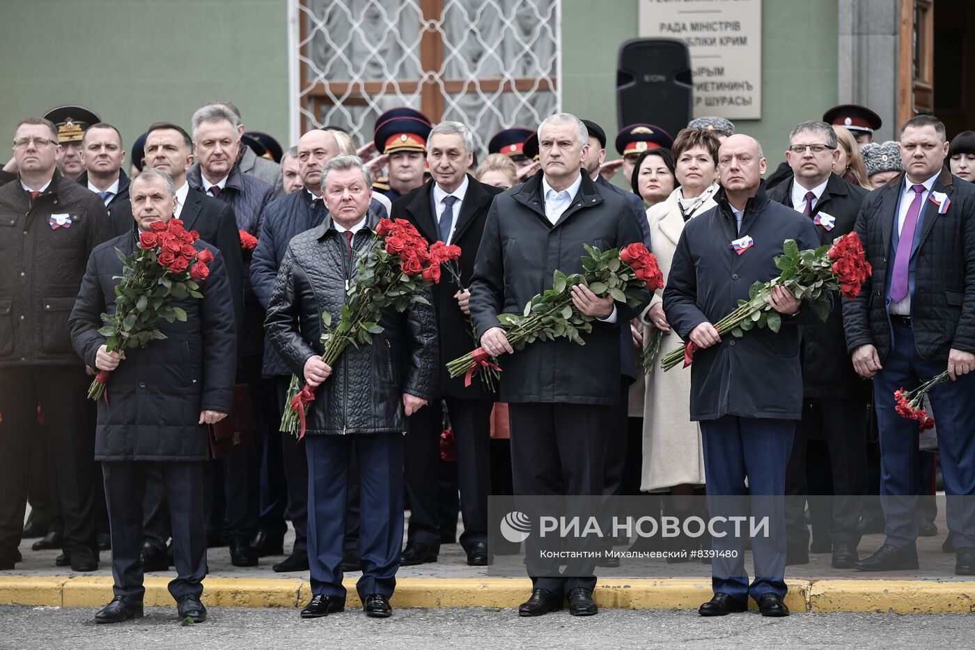 Церемония возложения цветов к памятнику  "Народному ополчению всех времён" в Симферополе