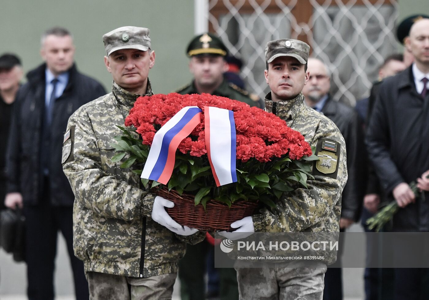 Церемония возложения цветов к памятнику  "Народному ополчению всех времён" в Симферополе