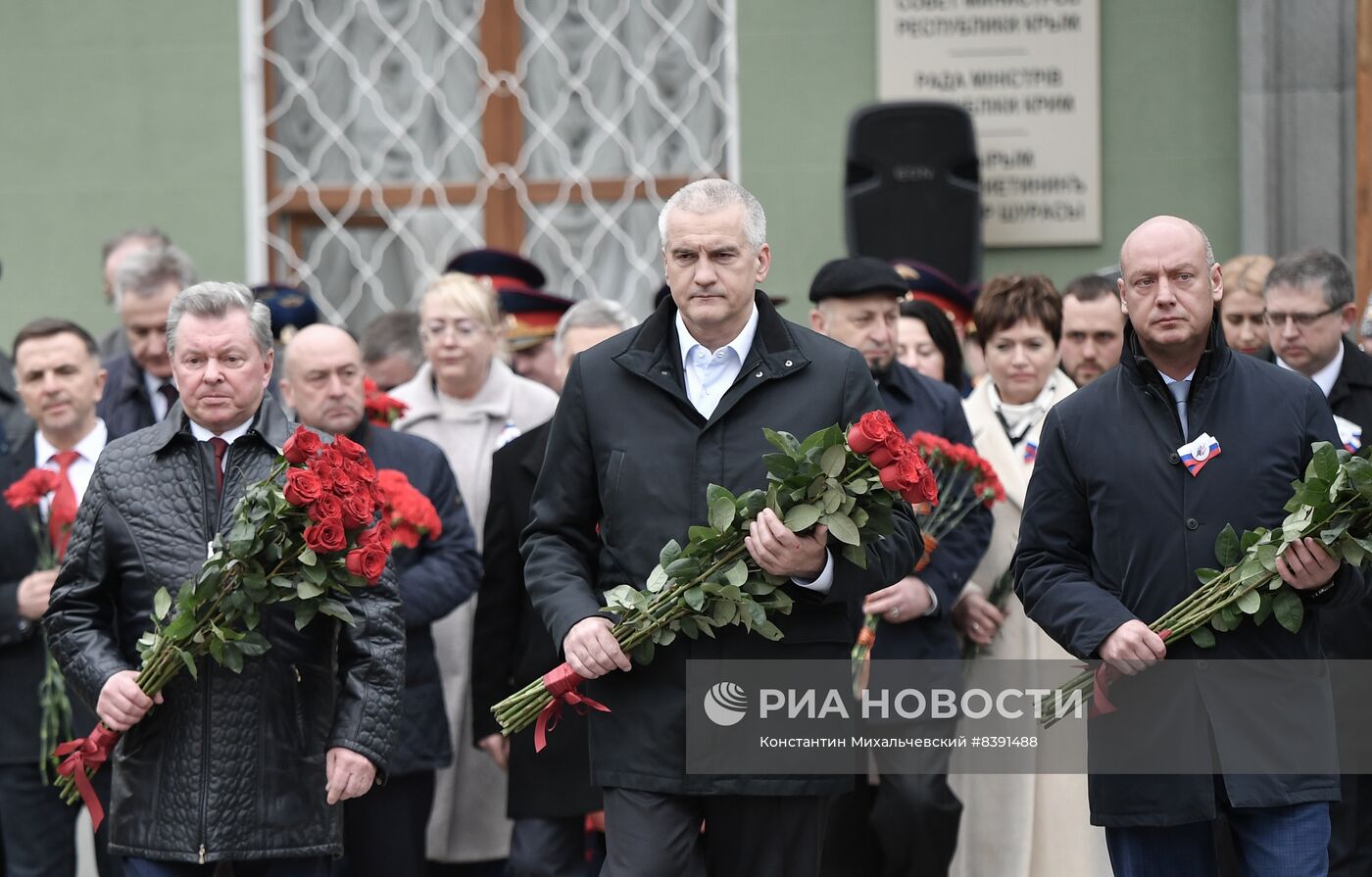 Церемония возложения цветов к памятнику  "Народному ополчению всех времён" в Симферополе